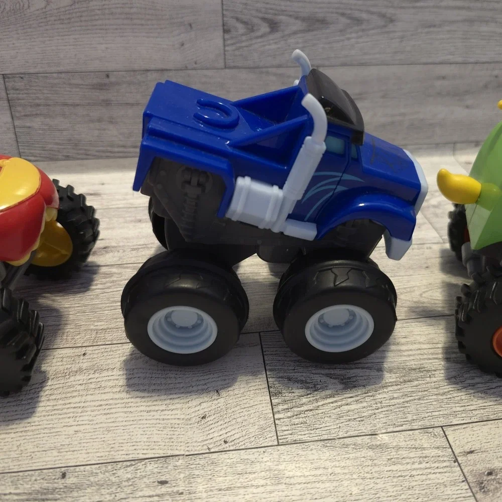 3‎ NICKELODEON BLAZE & THE MONSTER MACHINES TRUCKS RED TRUCK HAS BROKEN TAIL